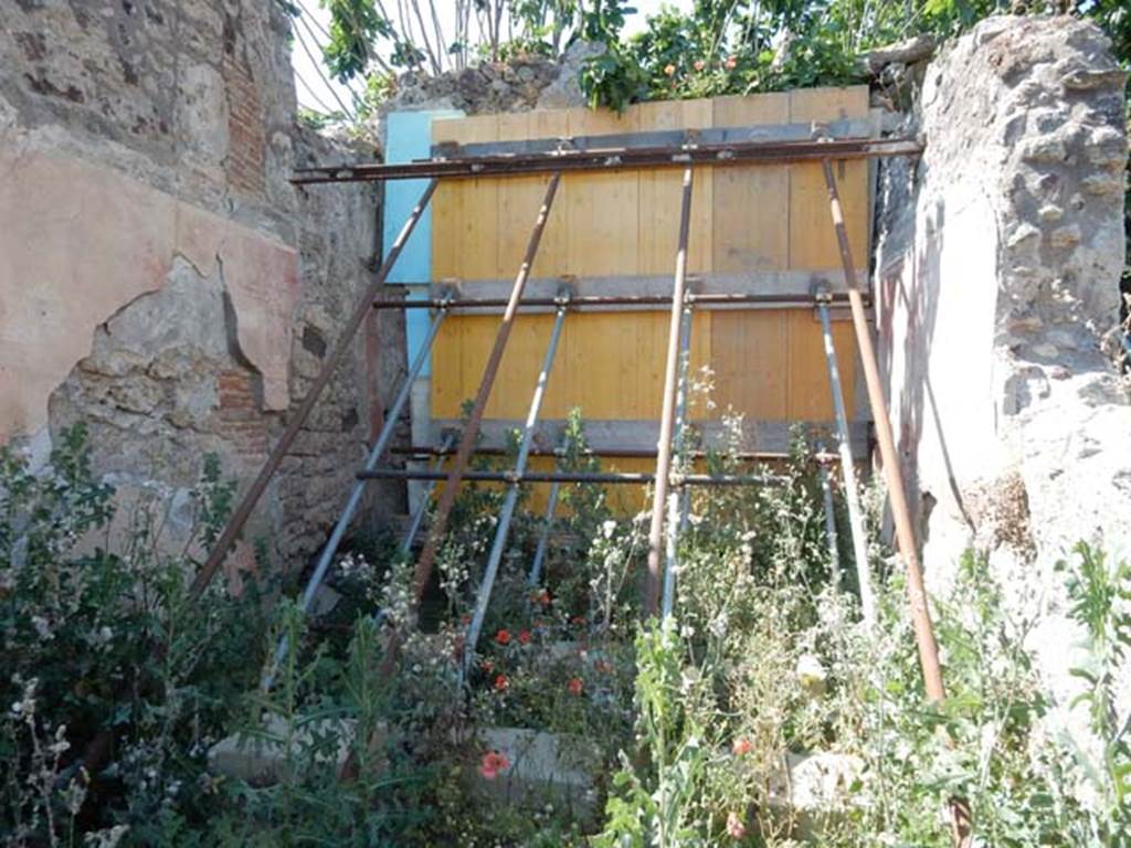 V.4.13 Pompeii. May 2017. Triclinium �R�, north-west corner and north wall, behind hoarding. Photo courtesy of Buzz Ferebee.
