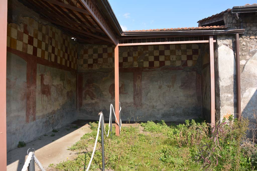 V.4.a Pompeii. March 2019. Room ‘l’ (L), looking towards north-east corner and east wall.
Foto Annette Haug, ERC Grant 681269 DÉCOR