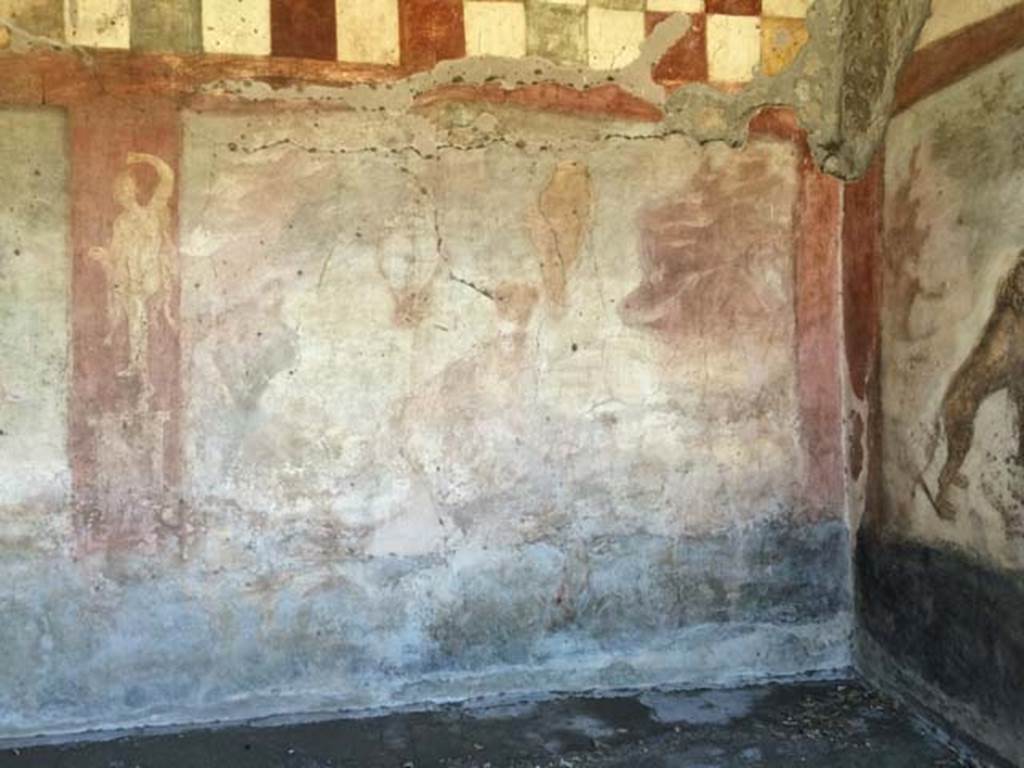 V.4.a Pompeii. April 2015. Hunting fresco with life-size animals on south-east corner wall of garden area. Photo courtesy of Sharon M. Wolf.