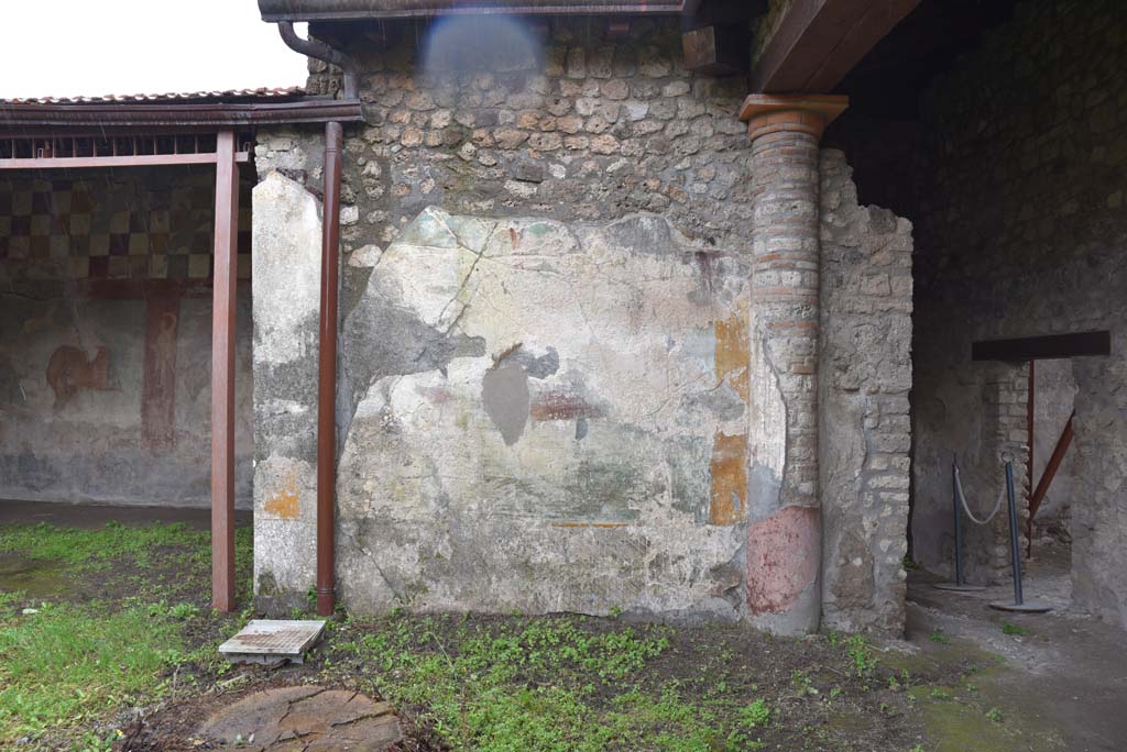 V.4.a Pompeii. March 2018.
Room ‘l’ (L), looking towards east wall in south-east corner of garden, with corridor to V.4.11, on right.
Foto Annette Haug, ERC Grant 681269 DÉCOR