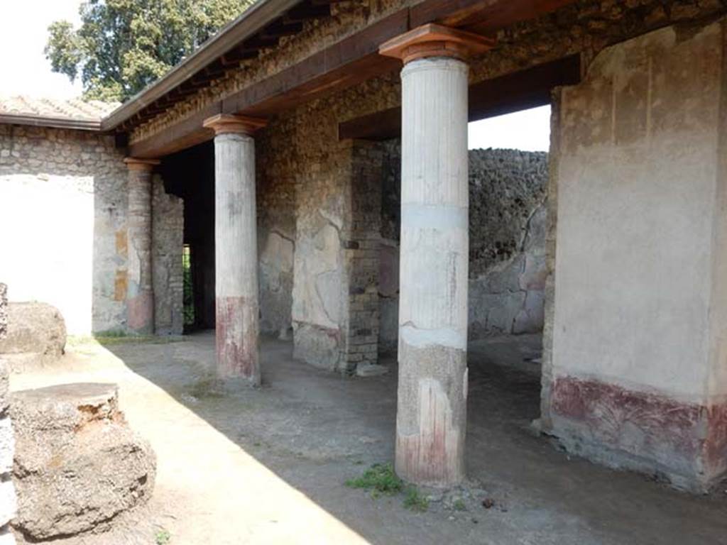 V.4.a Pompeii. May 2015. Looking south-east in garden area. Photo courtesy of Buzz Ferebee. The large doorway is to the exedra.