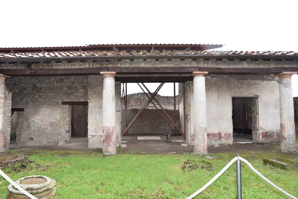 V.4.a Pompeii. March 2018.
Room ‘l’ (L), looking towards south portico, with doorways to rooms ‘v, on left, ‘u’, ‘t’ and ‘s’, on right.
Foto Annette Haug, ERC Grant 681269 DÉCOR