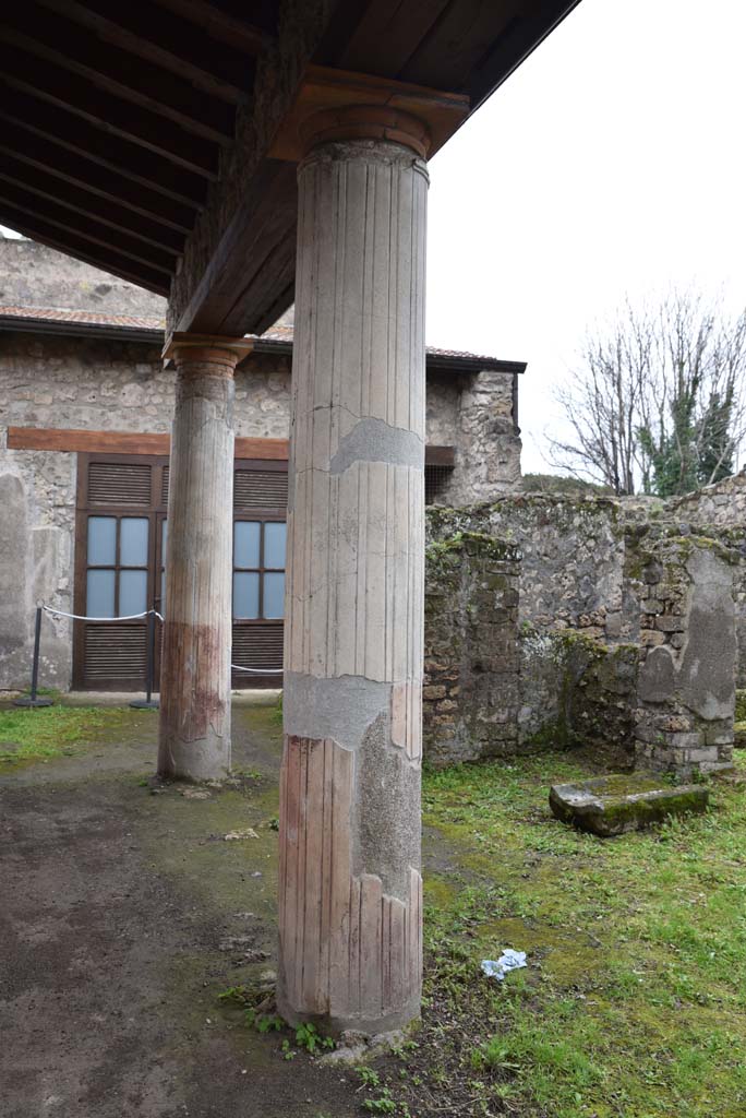 V.4.a Pompeii. March 2018. Room ‘l’ (L), two columns at west end of south portico in garden area.
Foto Annette Haug, ERC Grant 681269 DÉCOR