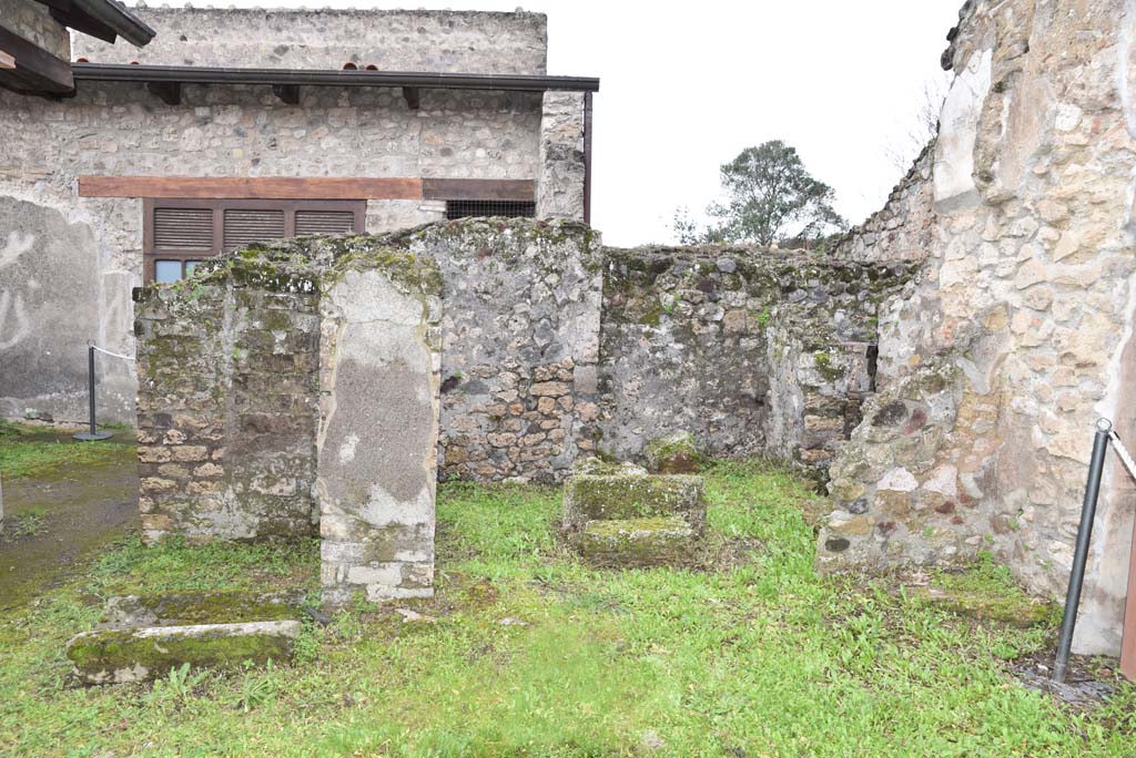 V.4.a Pompeii. March 2018. Room ‘l’ (L), looking west from garden towards ‘services’ area, kitchen, latrine, etc.
Foto Annette Haug, ERC Grant 681269 DÉCOR