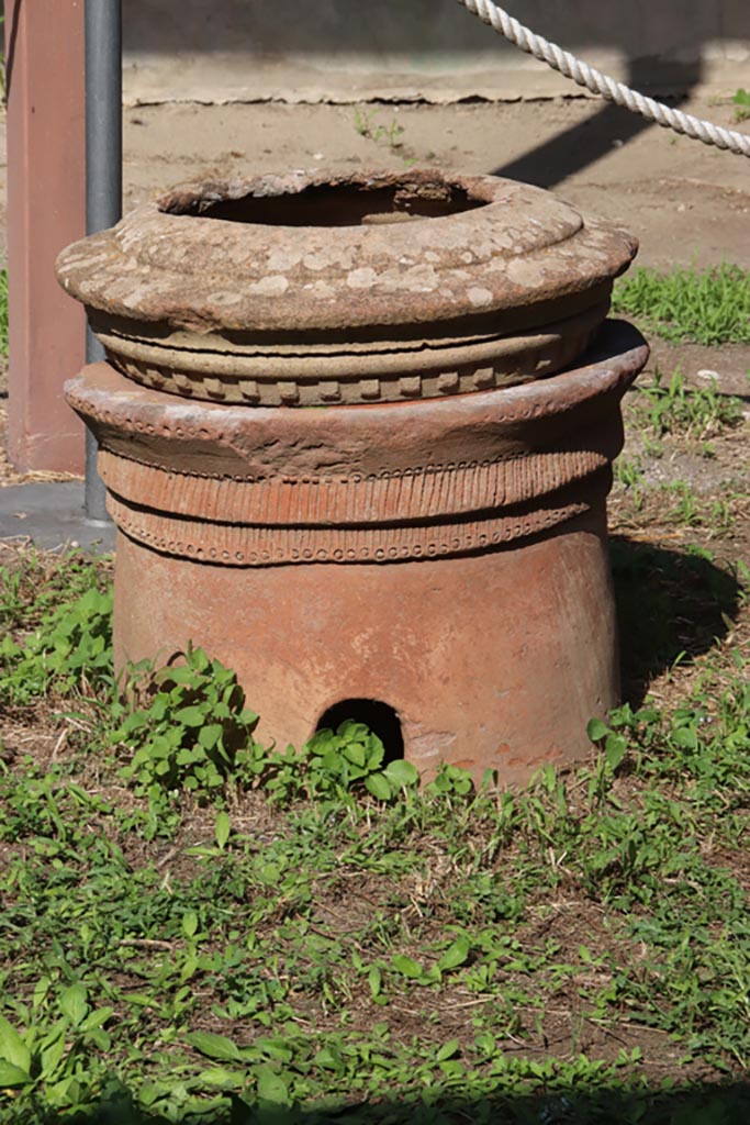 V.4.a Pompeii. October 2023.
Room ‘l’ (L), terracotta puteal in garden area. Photo courtesy of Klaus Heese.