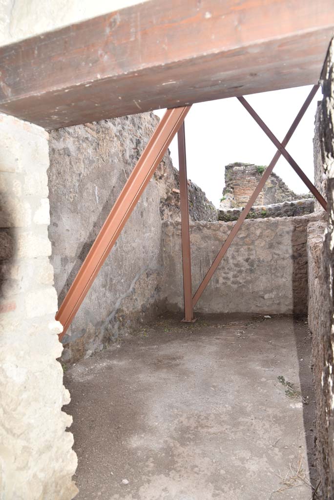 V.4.a Pompeii. March 2018. Room ‘v’, looking through doorway towards south-east corner.
Foto Annette Haug, ERC Grant 681269 DÉCOR.