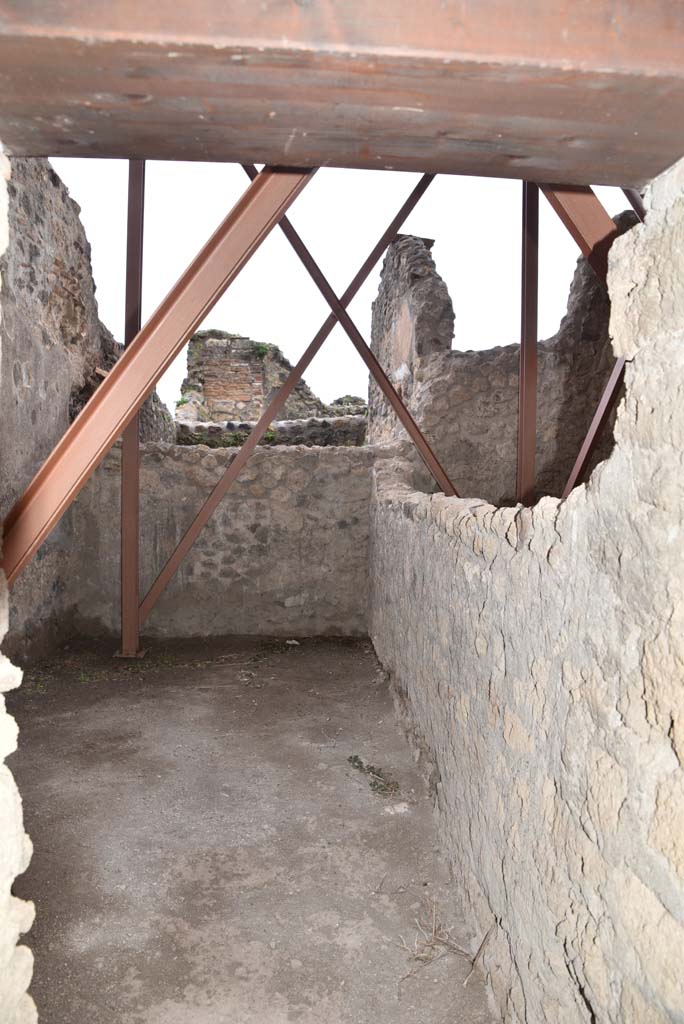 V.4.a Pompeii. March 2018.
Room ‘v’, looking south through doorway towards south-west corner and west wall.
Foto Annette Haug, ERC Grant 681269 DÉCOR.