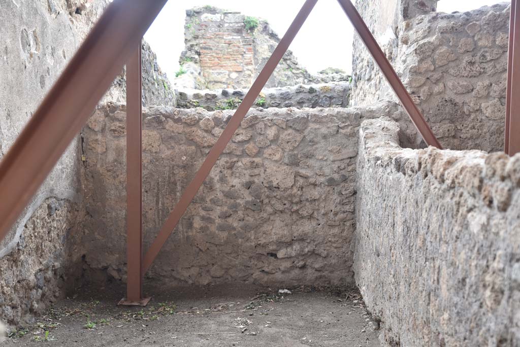 V.4.a Pompeii. March 2018. Room ‘v’, looking south along west wall, on right.
Foto Annette Haug, ERC Grant 681269 DÉCOR.