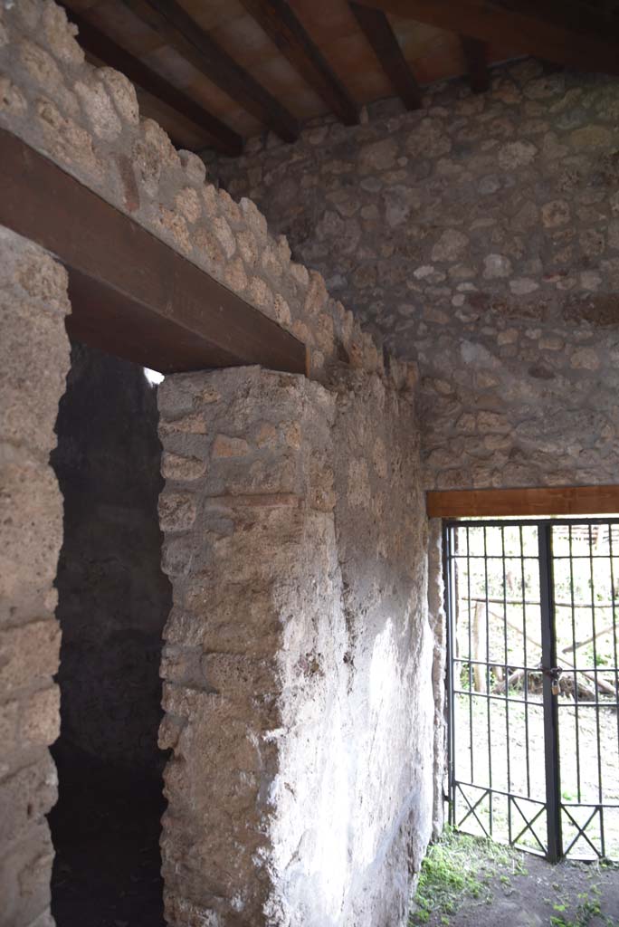 V.4.a Pompeii. March 2018.
Room ‘x’, doorway on left, looking east to rear entrance doorway at V.4.11.
Foto Annette Haug, ERC Grant 681269 DÉCOR.