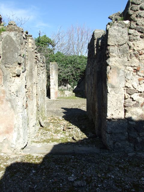 V.4.c Pompeii.  March 2009.  Looking east across Atrium to Tablinum.