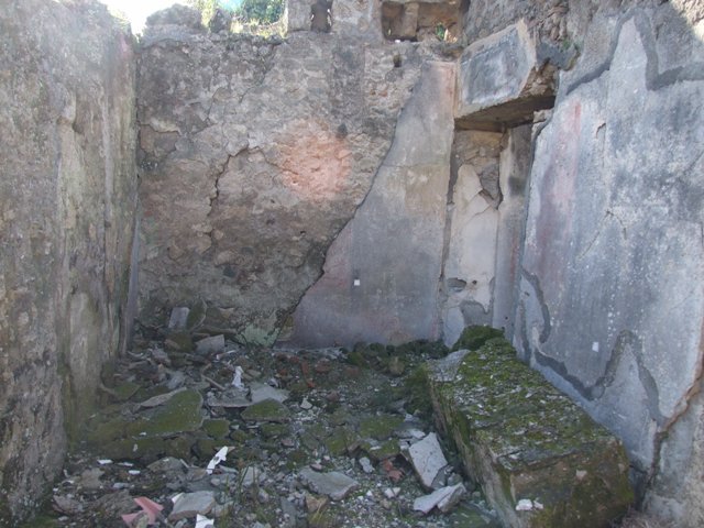 V.4.c Pompeii.  March 2009.  Niche Lararium on East wall of the garden.