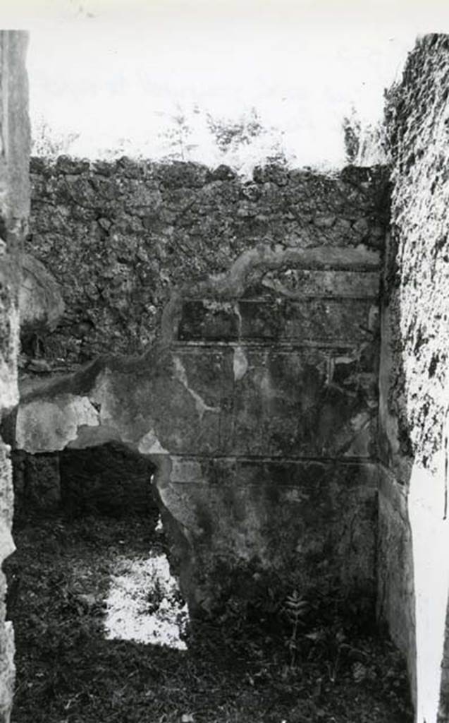 V.5.2 Pompeii. 1972. House without Compluvium, cubiculum �d� with stair right of fauces, S wall.  Photo courtesy of Anne Laidlaw. American Academy in Rome, Photographic Archive. Laidlaw collection _P_72_24_30.

