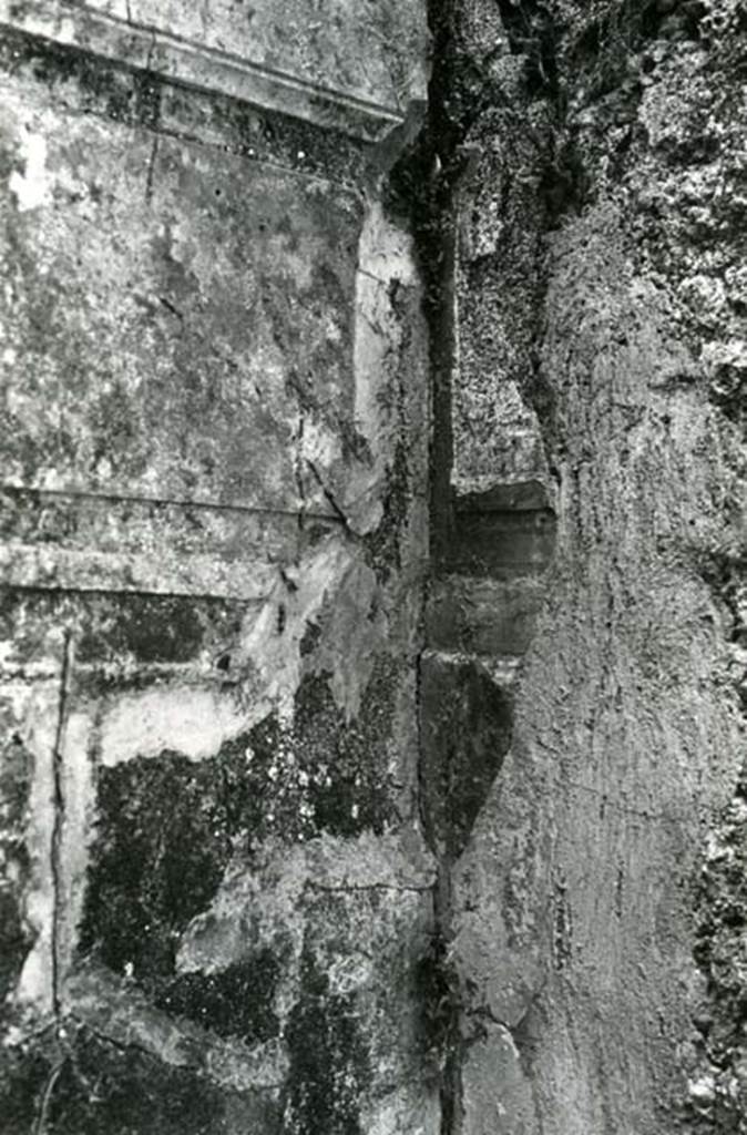 V.5.2 Pompeii. 1972. House without Compluvium, cubiculum �d� with stairwell to right fauces, SW corner, detail.  Photo courtesy of Anne Laidlaw. American Academy in Rome, Photographic Archive. Laidlaw collection _P_72_24_31.
