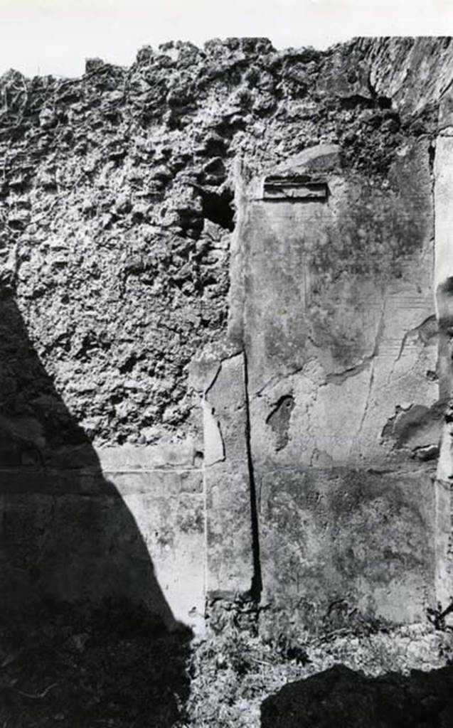 V.5.2 Pompeii. 1972. House without Compluvium, cubiculum �d� with stair right of fauces, W wall.  Photo courtesy of Anne Laidlaw. American Academy in Rome, Photographic Archive. Laidlaw collection _P_72_24_29.
