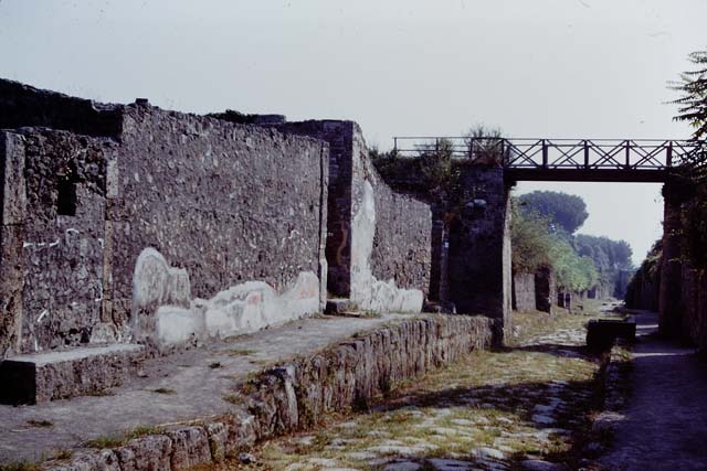V.5.3 Pompeii.   May 2006.Remains of painted plaster on wall to right of entrance.

