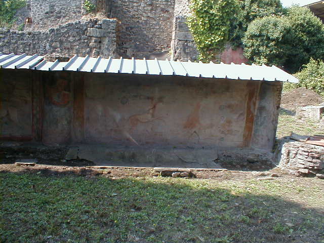 V.5.3 Pompeii. May 2010. Looking across the south-east corner with the peristyle at rear, taken from above the Via di Nola.
