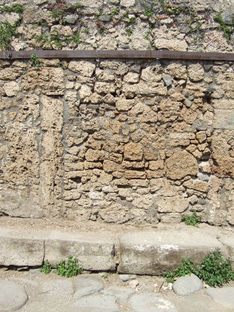 V.6.1 Pompeii. May 2006. Wall on north side of entrance doorway, that used to contain graffiti (no longer visible).  
See Fr�hlich, T., 1991, Lararien und Fassadenbilder in den Vesuvst�dten.  Mainz: von Zabern.  (F34: p.318).
