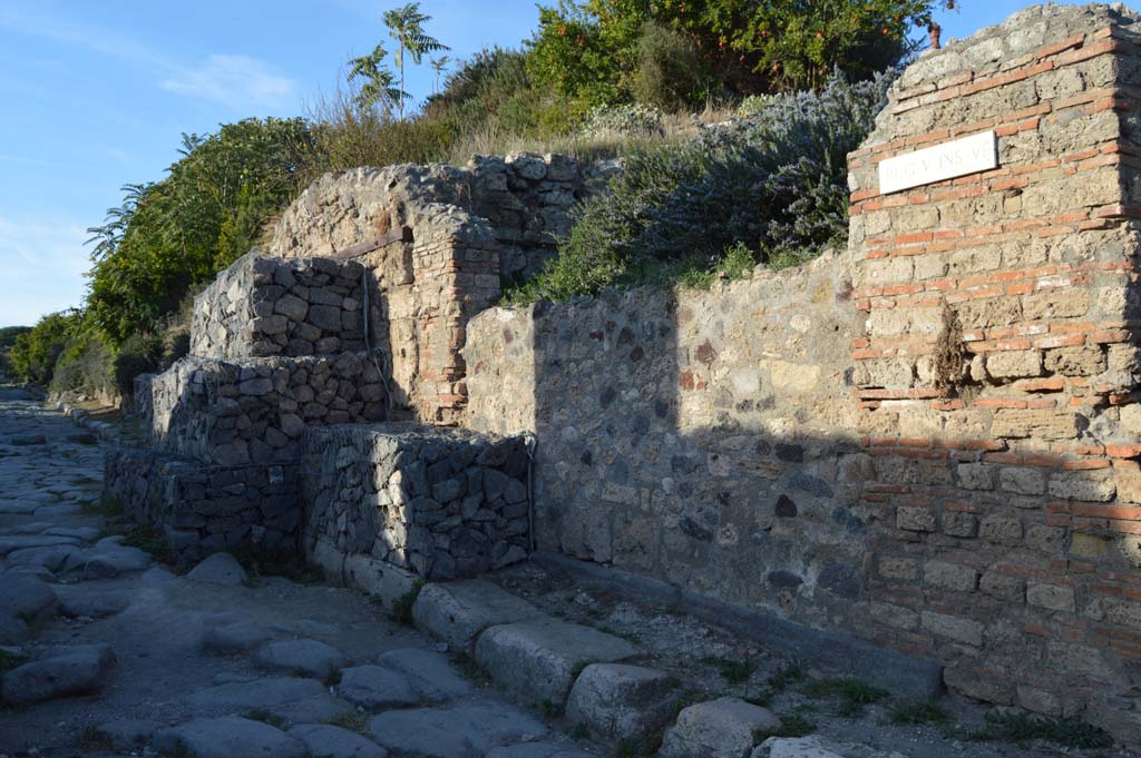 V.6.1 Pompeii. October 2017. Looking north-east towards entrance doorway on Via del Vesuvio.
Foto Taylor Lauritsen, ERC Grant 681269 D�COR.
