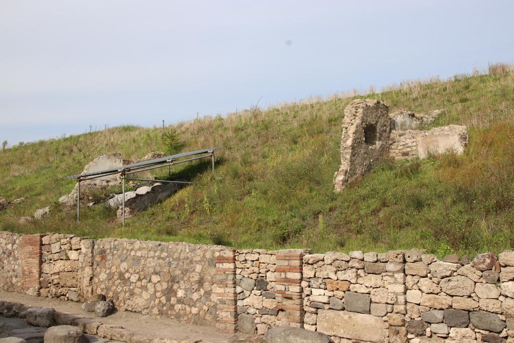V.6.4, on left, Pompeii. October 2022. 
Looking towards entrance doorways on east side of Via del Vesuvio, with V.6.3, on right. Photo courtesy of Klaus Heese.
