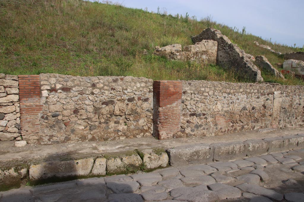 V.6.11, on left, V.6.10, V.6.9, on right, Pompeii. October 2022. 
Looking towards front façade on east side of Via del Vesuvio. Photo courtesy of Klaus Heese.




