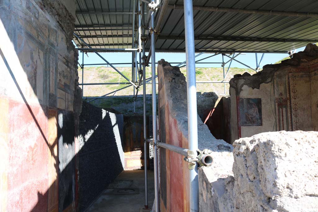 V.6.12 Pompeii. December 2018.
Looking east along entrance corridor Amb. 8, with cubiculum Amb. 9 with Leda and the Swan fresco, on right. Photo courtesy of Aude Durand.