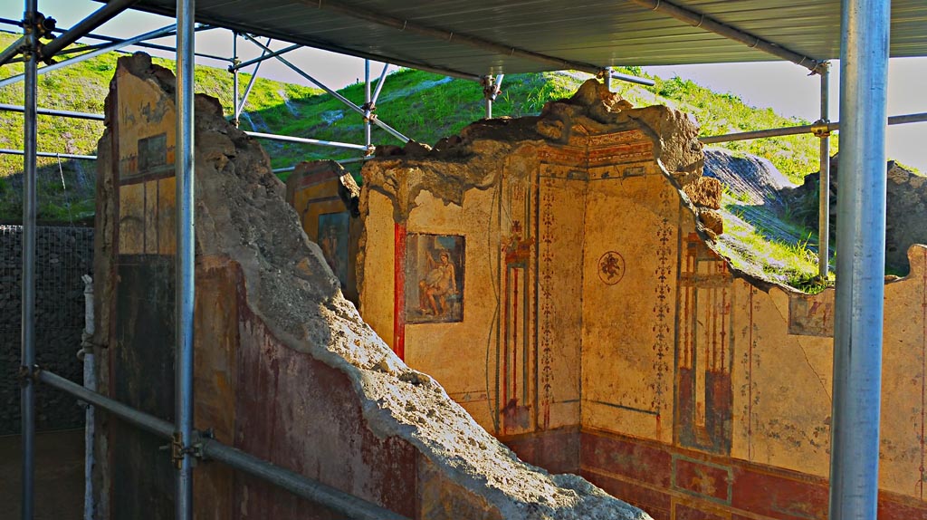 V.6.12 Pompeii. December 2019.
Looking south from entrance corridor over wall into cubiculum Amb. 9 with Leda and the Swan fresco. Photo courtesy of Giuseppe Ciaramella.