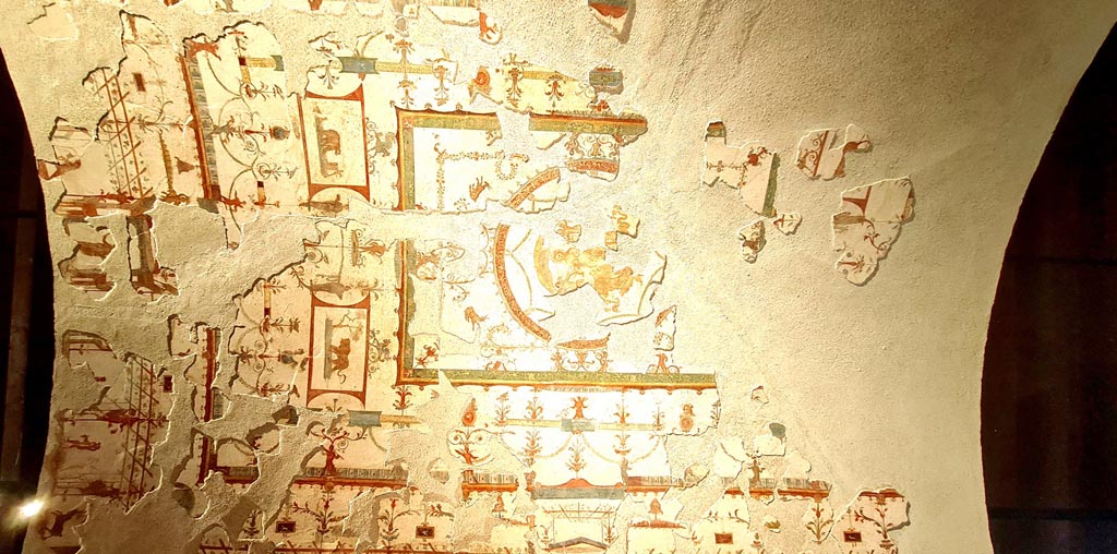 V.6.12 Pompeii. April 2022. Amb. 9. Detail of ceiling of cubiculum with painting of Leda. Photo courtesy of Giuseppe Ciaramella.
On display in exhibition in Palaestra, according to the information card –
“The collapsed ceiling of the cubiculum was discovered in fragments on the floor and reassembled after restoration work.
It is on display here for the first time. Amphitrite is depicted in the centre of the fresco amongst tritons and cupids.”
(Il soffitto del cubiculum e stato ritrovato in crollo sul pavimento e ricomposto dopo il restauro, qui esposto per la prima volta.
Al centro Anfitrite tra tritoni e amorini.)