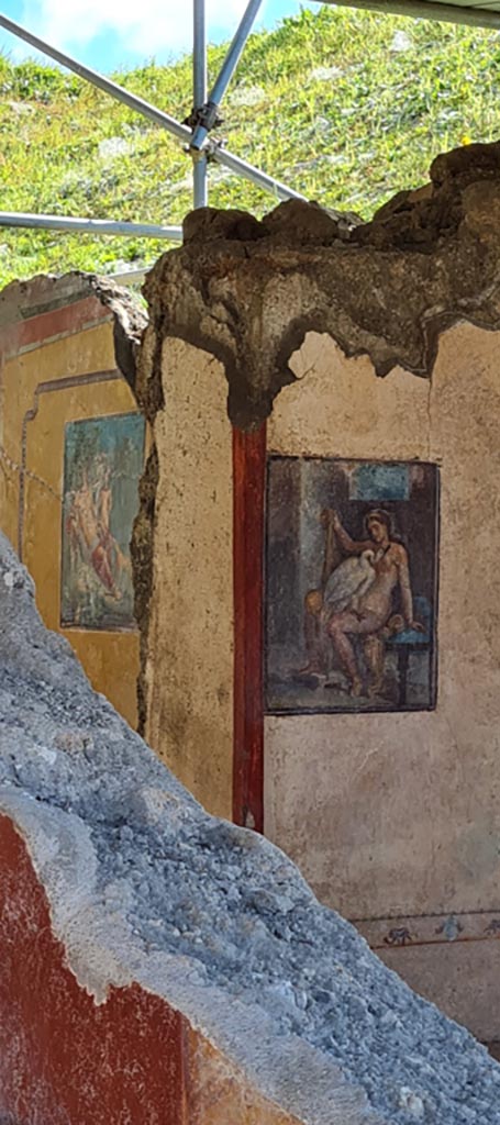 V.6.12 Pompeii. April 2022.
Looking towards east wall in cubiculum Amb. 9 with fresco of Leda and the Swan.
At the rear, in the atrium Amb. 25, a fresco of Narcissus can be seen on the south wall.
Photo courtesy of Giuseppe Ciaramella.