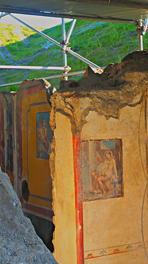 V.6.12 Pompeii. December 2019.
Looking towards east wall in cubiculum Amb. 9 with fresco of Leda and the Swan.
At the rear, in the atrium Amb. 25, a fresco of Narcissus can be seen on the south wall.
Photo courtesy of Giuseppe Ciaramella.