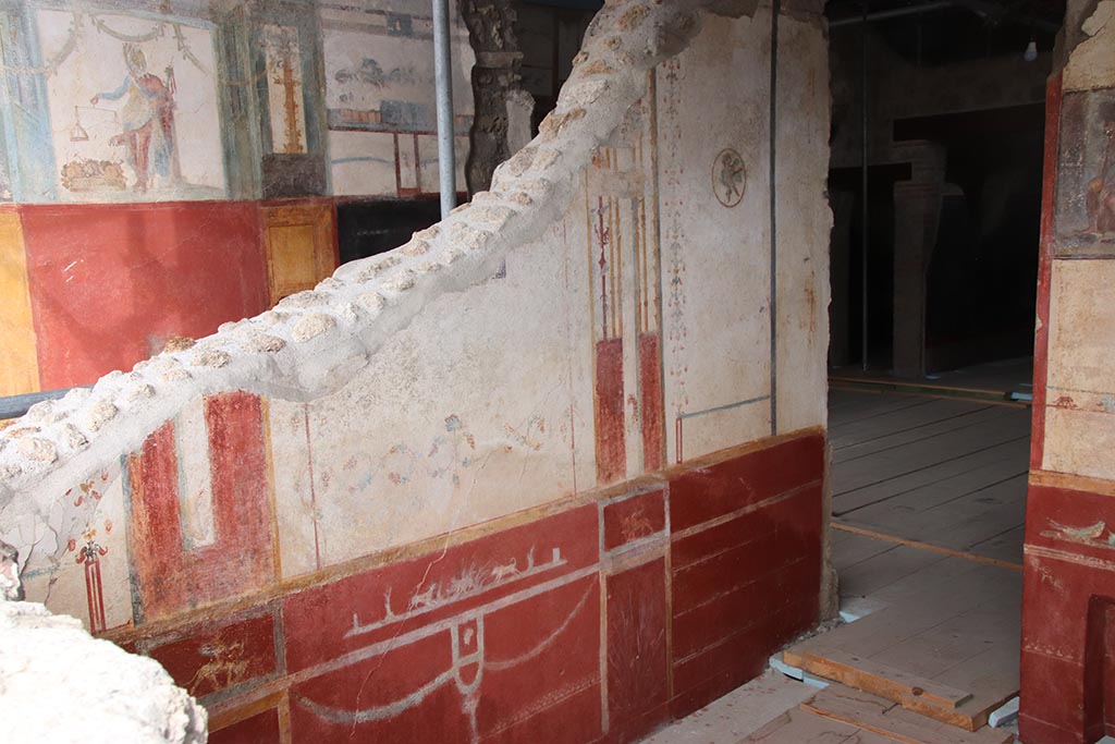 V.6.12 Pompeii. October 2024.
Looking towards north wall of cubiculum 9, with doorway to atrium 25, on right. Photo courtesy of Klaus Heese.