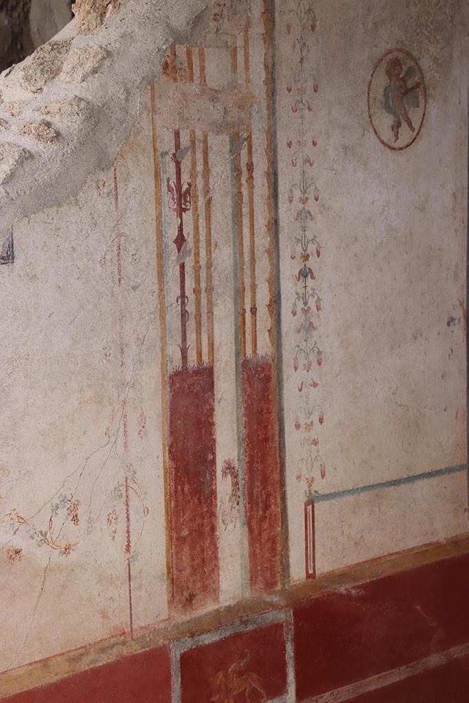 V.6.12 Pompeii. October 2024.
Cubiculum 9, detail from east end of north wall. Photo courtesy of Klaus Heese.