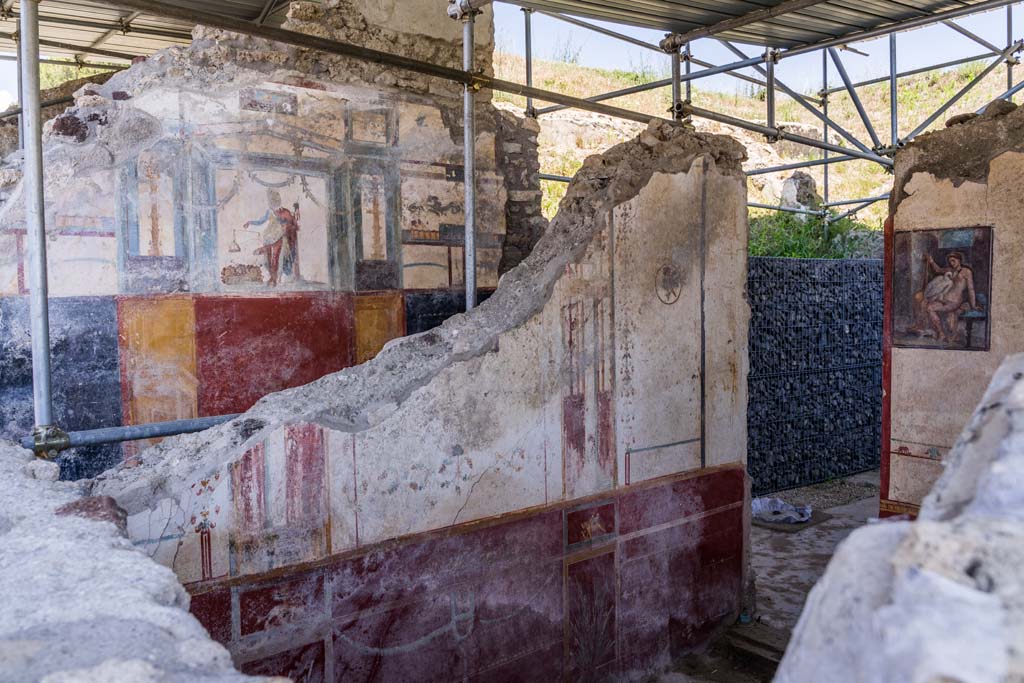 V.6.12, Pompeii. July 2021.
Looking towards north wall of cubiculum Amb. 9. , with doorway to atrium Amb. 25, on right. Photo courtesy of Johannes Eber.