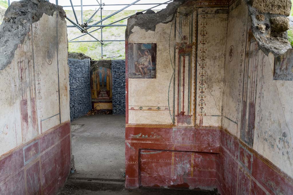 V.6.12, Pompeii. January 2020.
Looking east in cubiculum Amb. 9 with painting of Leda and the Swan. The atrium with a painting of Mercury is at the rear.
Photo courtesy of Johannes Eber.