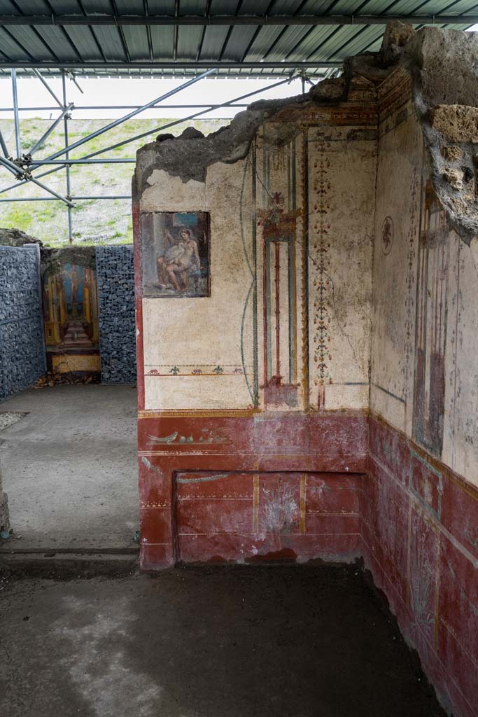 V.6.12, Pompeii. January 2020. Amb. 9. Cubiculum with painting of Leda and the Swan.
Looking towards south end of east wall in cubiculum. The atrium with a painting of Mercury is at the rear.
Cubiculum con pittura di Leda e il cigno. L'atrio con un dipinto di Mercurio è nella parte posteriore.
Photo courtesy of Johannes Eber.