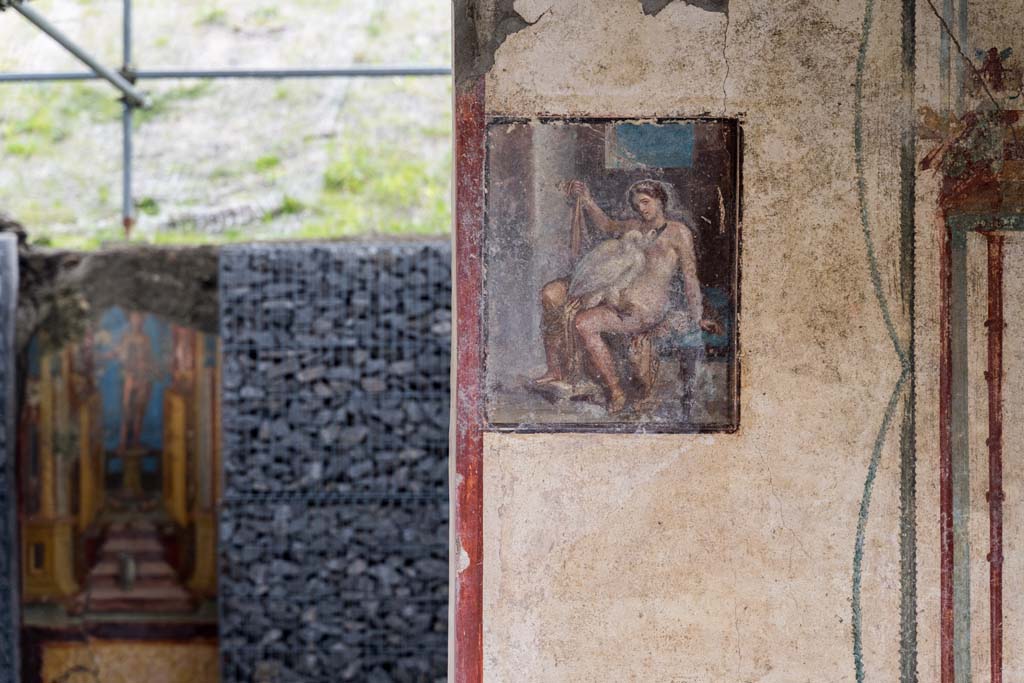 V.6.12, Pompeii. January 2020. Amb. 9.
Doorway of the cubiculum in east wall, with painting of Leda and the Swan and painting of Mercury in the atrium at the rear.
Porta del cubicolo nella parete est con pittura di Leda e il cigno e pittura di Mercurio nell'atrio nella parte posteriore.
Photo courtesy of Johannes Eber.