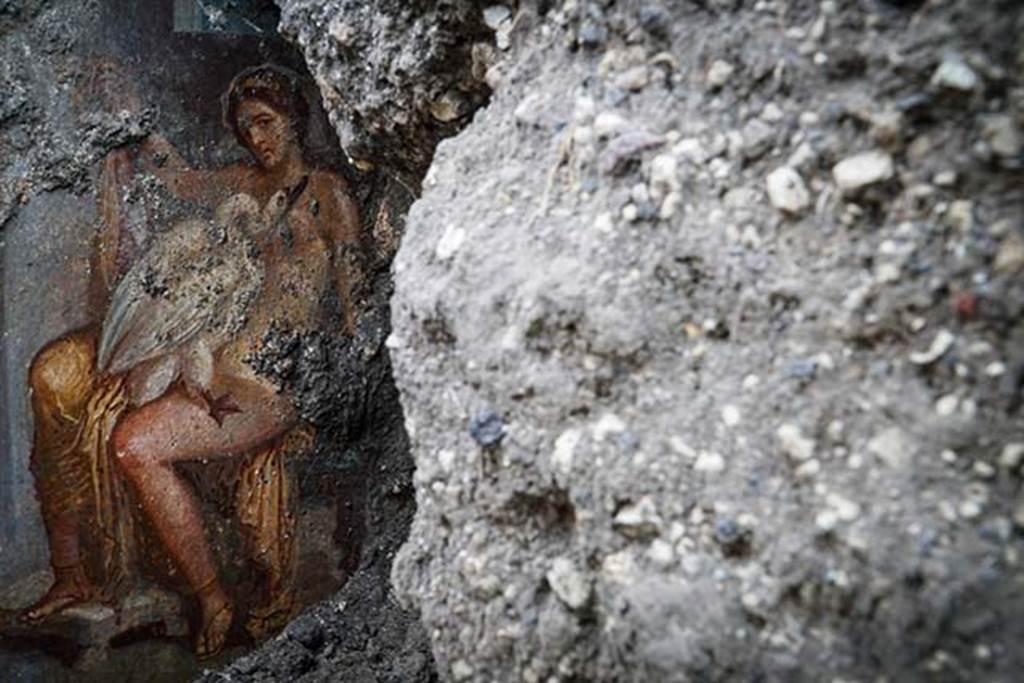 V.6.12 Pompeii. November 2018. Amb. 9. Cubiculum. Painting of Leda and the Swan (Zeus) during excavation.
Dipinto di Leda e il cigno (Zeus) durante lo scavo.
Photograph © Parco Archeologico di Pompei.