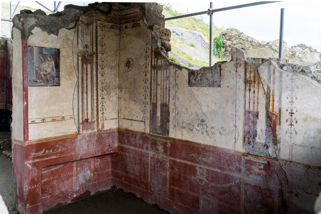 V.6.12, Pompeii. January 2020. Amb. 9.
East and south walls of cubiculum, with doorway to atrium, on left. Photo courtesy of Johannes Eber.