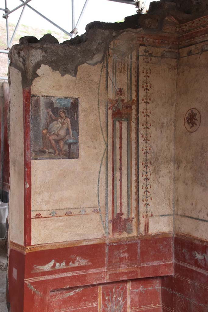 V.6.12 Pompeii. October 2020. Amb. 9. East wall of cubiculum with painting of Leda and the swan, and bed recess below.
Photo courtesy of Klaus Heese.