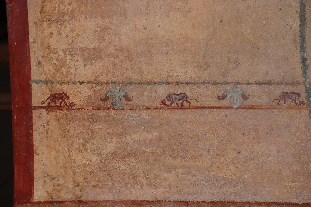 V.6.12 Pompeii. October 2024.
Cubiculum 9, east wall, detail of painted decoration from below painting of Leda. Photo courtesy of Klaus Heese.