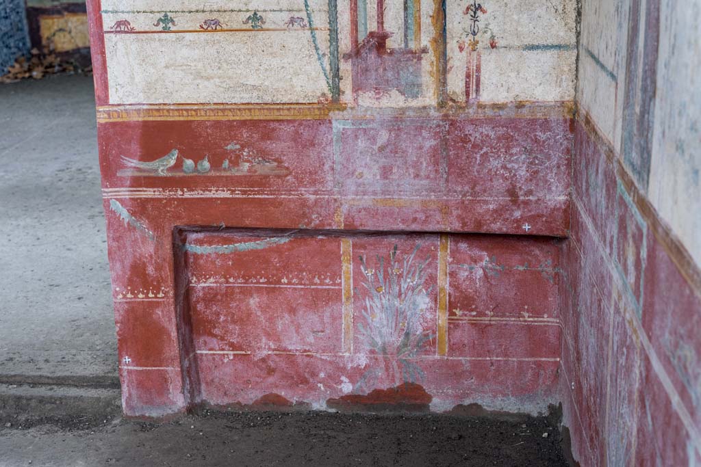 V.6.12, Pompeii. January 2020. Amb. 9.
East wall of cubiculum, with red bed niche with delicate floral ornamentation, garland and with plant in the centre.
Photo courtesy of Johannes Eber.