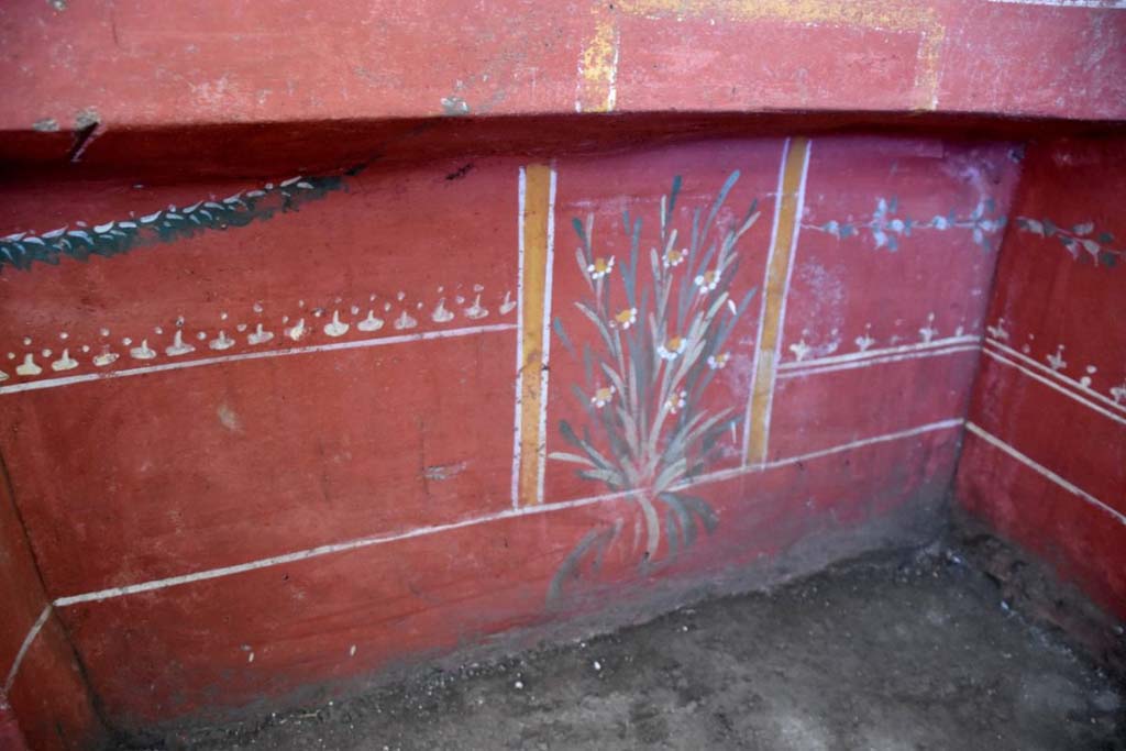V.6.12 Pompeii. February 2019. Amb. 9. Cubiculum. Red bed niche with delicate floral ornamentation, garland and with plant in the centre.
Cubiculum. Nicchia letto rosso con delicati ornamenti floreali, ghirlanda e con pianta al centro.
Photograph © Parco Archeologico di Pompei.