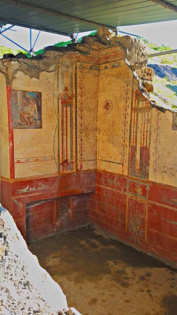 V.6.12 Pompeii. December 2019. Amb. 9.
South-east corner of cubiculum, with bed recess. Photo courtesy of Giuseppe Ciaramella.