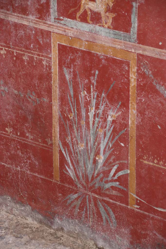 V.6.12 Pompeii. October 2020. Amb. 9. Painted plant on red painted zoccolo/dado on south wall.
Photo courtesy of Klaus Heese.