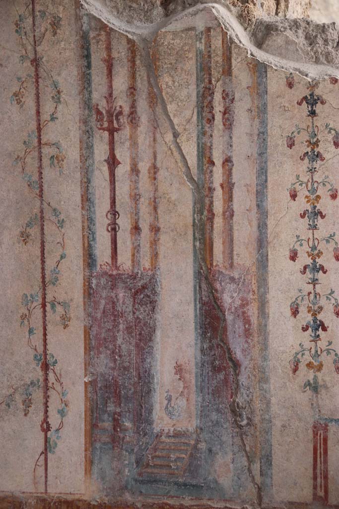 V.6.12 Pompeii. October 2020. Amb. 9.
Detail of architectural decoration including candelabra at west side of central painting on south wall of cubiculum.
Photo courtesy of Klaus Heese.