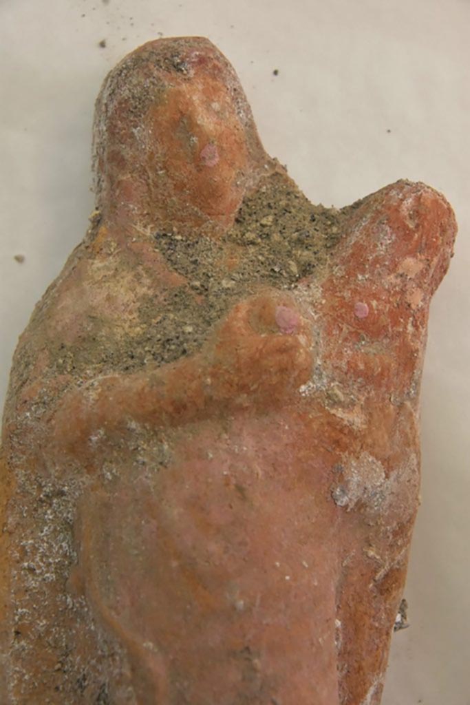 V.6.13 Pompeii. December 2023. Terracotta statuette of mother and child.
V.6.13 Pompeii. Dicembre 2023. Figura di madre con bambino
Vedi/See E-Journal 09: 22.12.23, Scavo e restauro della Casa di Leda – Regio V, 6. Nuovi rinvenimenti, p. 5-7, fig. 17.
Photograph © Parco Archeologico di Pompei.
