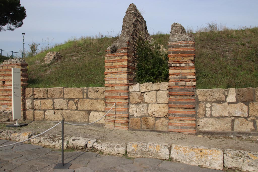 V.6.17, Pompeii, in centre.  October 2022.
Looking east on Via del Vesuvio, with V.6.18, on left, and V.6.16, on right. Photo courtesy of Klaus Heese.
