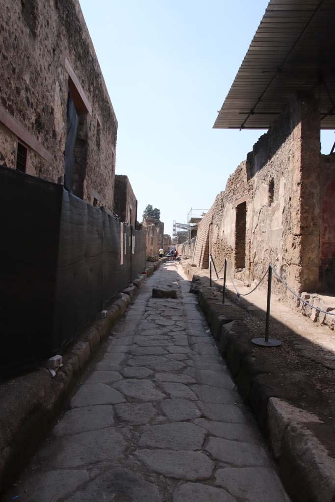 Vicolo delle Nozze d’Argento. September 2021. 
Looking west between V.2, on left, and V.7.7, near right, with smaller doorway and window of V.7.6, farther on right. 
Photo courtesy of Klaus Heese.
