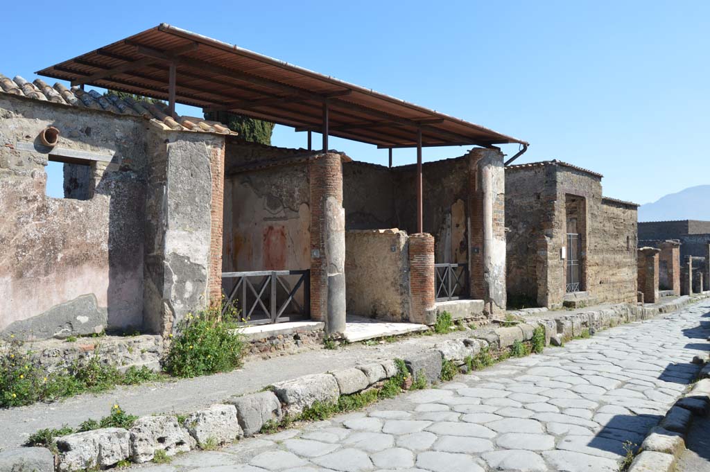 VI.1.7 Pompeii, in centre. March 2019. Looking south-east on Via Consolare towards entrances.
Foto Taylor Lauritsen, ERC Grant 681269 DÉCOR.