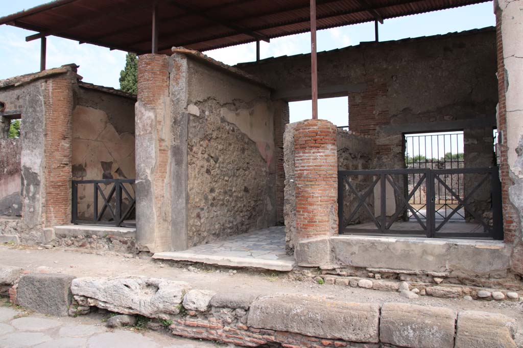 VI.1.7 Pompeii, in centre. September 2021.
Looking towards entrance doorways on east side of Via Consolare. VI.1.6, on left, VI.1.8 on right. Photo courtesy of Klaus Heese.