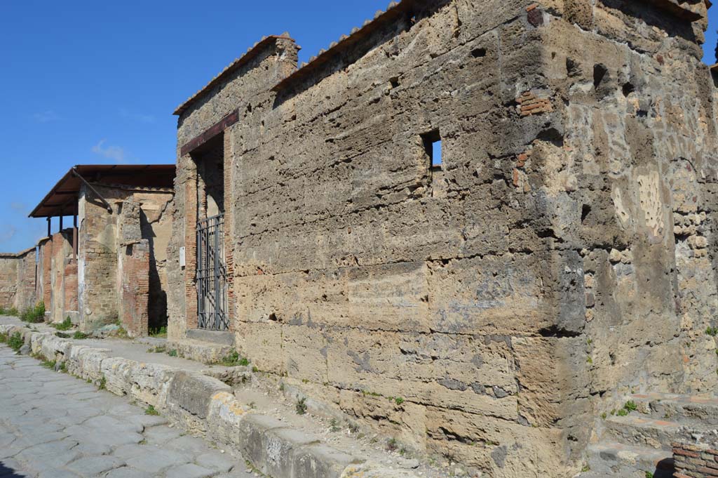 VI.1.10 Pompeii. March 2019. Looking north towards entrance doorway on Via Consolare, centre left.
Foto Taylor Lauritsen, ERC Grant 681269 DÉCOR.